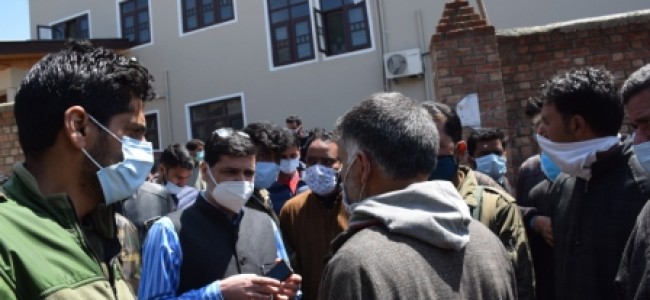 DC Budgam inspects Covid-19 vaccination sites across District