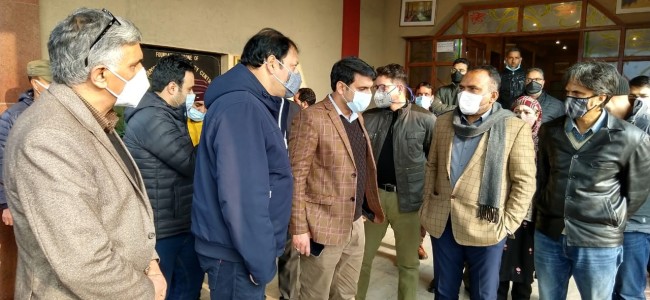 Div Com takes stock of Covid Containment measures at International Airport in view of Omicron Threat