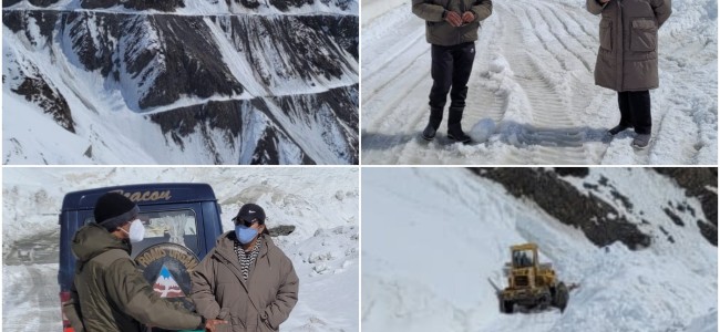 DC Ganderbal inspects snow clearance operations at Zojila pass