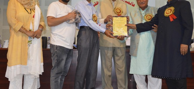AUM holds award ceremony ; Writers, poets call for promotion of Urdu language AUM holds award ceremony ; Writers, poets call for promotion of Urdu language