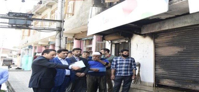 J&K Bank Chairman visits Botshah Mohalla business unit, inspects downtown branches