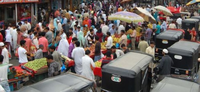 Markets abuzz with shoppers ahead of Eid-ul-Fitr in Kashmir