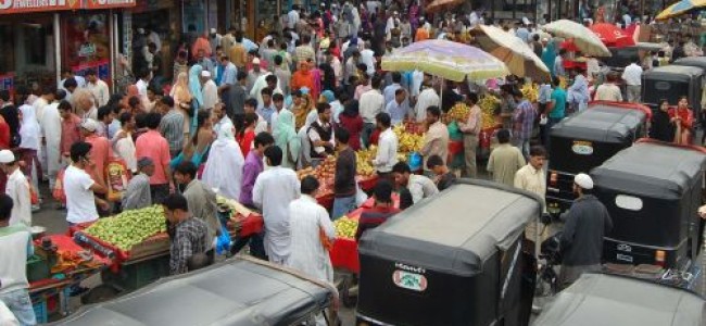 Markets abuzz with shoppers ahead of Eid-ul-Fitr in Kashmir Markets abuzz with shoppers ahead of Eid-ul-Fitr in Kashmir