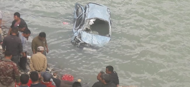Two of family dead after car plunges into river, 2 missing