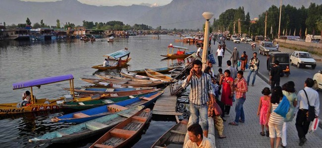 Bumper Tourism in Kashmir! Jam-packed houseboats remind Dal dwellers golden era of 70’s Bumper Tourism in Kashmir! Jam-packed houseboats remind Dal dwellers golden era of 70’s