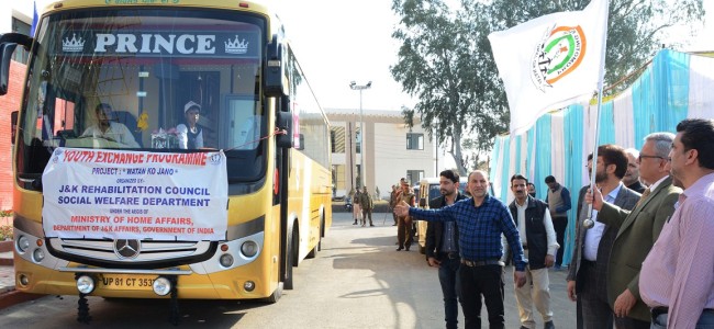 Advisor Khan flags off ten day tour ‘Watan Ko Jano’ Advisor Khan flags off ten day tour ‘Watan Ko Jano’