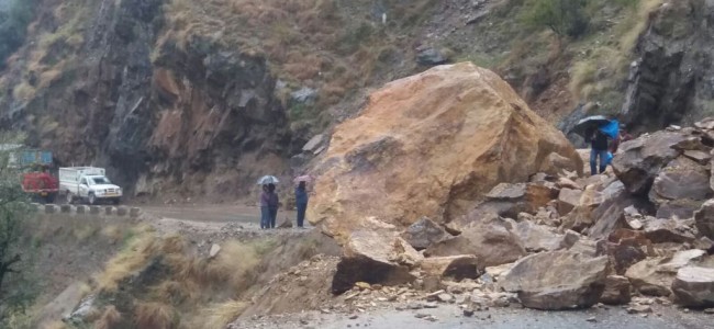 Snowfall, Shooting Stones Disrupt Traffic On Kashmir Highway Snowfall, Shooting Stones Disrupt Traffic On Kashmir Highway