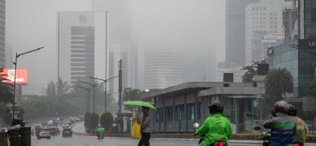 Heavy floods paralyze Jakarta after torrential rains