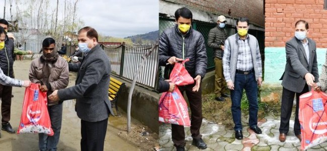 Free ration distribution among poor families, migrant labourers begins in Ganderbal Free ration distribution among poor families, migrant labourers begins in Ganderbal