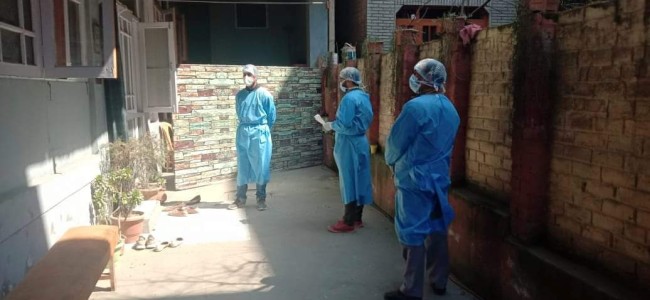 Srinagar: 21 medical teams hold house-to-house investigation to ascertain contact with COVID-19 positive case Srinagar: 21 medical teams hold house-to-house investigation to ascertain contact with COVID-19 positive case