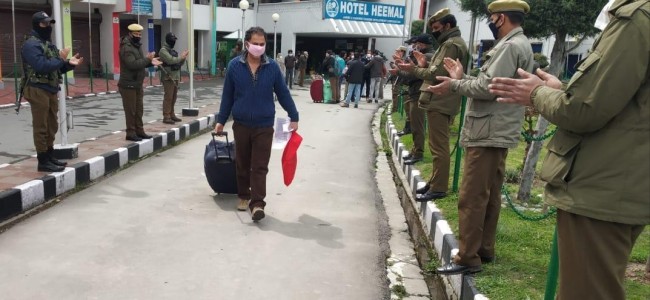 COVID-19: 78 people walk home after completing quarantine in Srinagar hotel