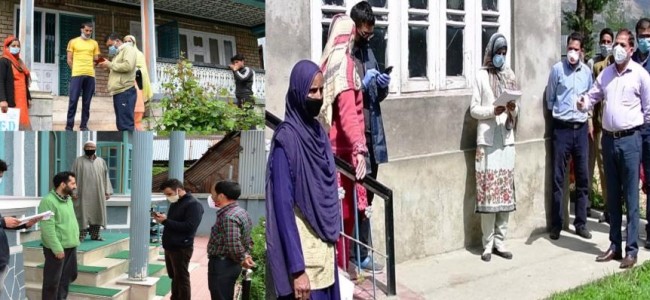 DC G’bal inspects door to door survey through Swasthya Nidhi app, urges people to download Aarogya Setu DC G’bal inspects door to door survey through Swasthya Nidhi app, urges people to download Aarogya Setu