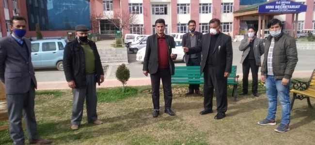 DC Kulgam reviews arrangement, urges people to stay home to stay safe DC Kulgam reviews arrangement, urges people to stay home to stay safe