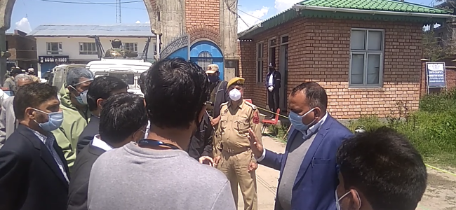 Div Com visits Red Zone areas and wellness centres of Anantnag Div Com visits Red Zone areas and wellness centres of Anantnag