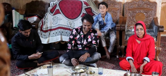‘This is About Humanity’: Kashmir Family Opens up Home to Mumbai Tourists Stuck in Lockdown ‘This is About Humanity’: Kashmir Family Opens up Home to Mumbai Tourists Stuck in Lockdown