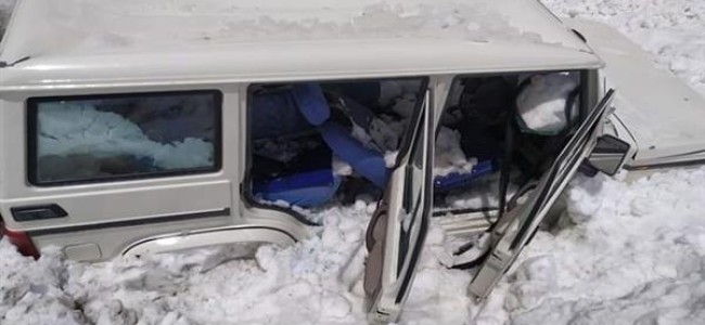 Avalanche hit SDM Karnah’s vehicle at Sadhna top Avalanche hit SDM Karnah’s vehicle at Sadhna top