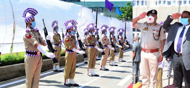 Lt Governor arrives at Civil Secretariat Srinagar, interacts with officers Lt Governor arrives at Civil Secretariat Srinagar, interacts with officers