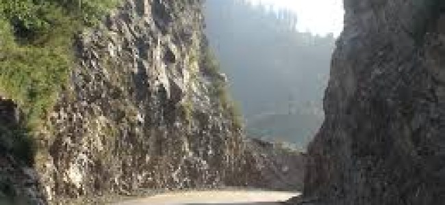 Authorities in Kashmir Order Partial Opening of Mughal Road for Transporting Fruits Authorities in Kashmir Order Partial Opening of Mughal Road for Transporting Fruits