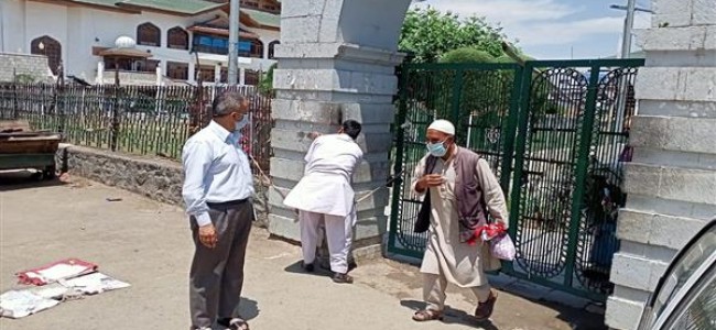 Due to re-enforcement of lockdown in Budgam district, all roads were closed and commercial activities were suspended Due to re-enforcement of lockdown in Budgam district, all roads were closed and commercial activities were suspended