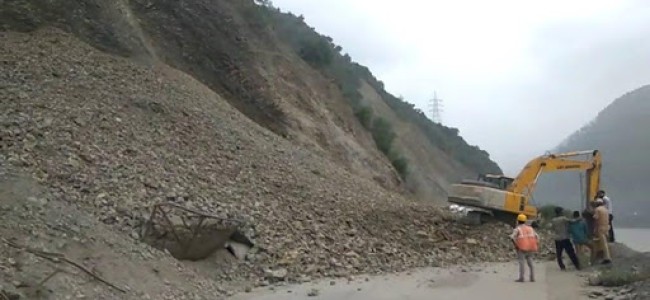 Jammu-Srinagar National Highway remains blocked, clearance work continues Jammu-Srinagar National Highway remains blocked, clearance work continues