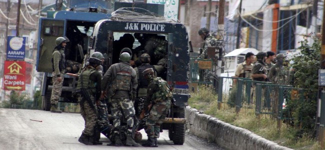 J&K: Police allegedly beat up two photojournalists in Pulwama for taking pictures during gunfight J&K: Police allegedly beat up two photojournalists in Pulwama for taking pictures during gunfight