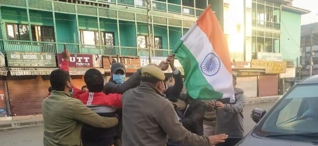 Police detains three BJP leaders for hoisting tri-color at Lal Chowk Police detains three BJP leaders for hoisting tri-color at Lal Chowk