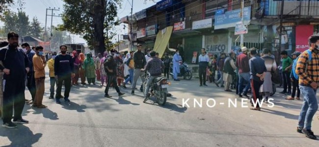 Protests erupt in Srinagar’s Rawalpora after army soldiers thrash two youth Protests erupt in Srinagar’s Rawalpora after army soldiers thrash two youth