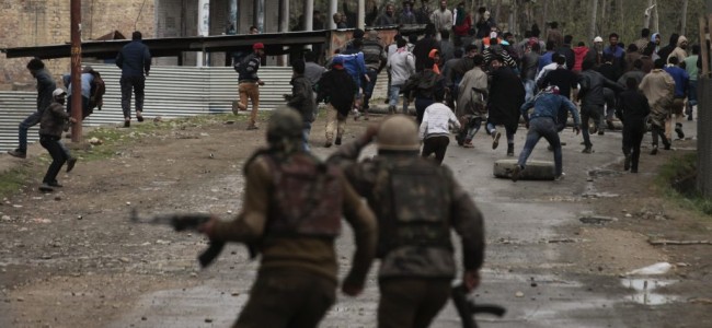 Clashes break out near gunfight site in south Kashmir’s Pulwama Clashes break out near gunfight site in south Kashmir’s Pulwama