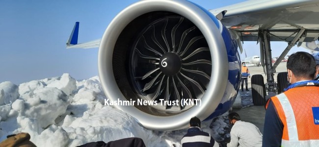 Indigo plane comes close to snow mound at Srinagar airport, passengers deboarded Indigo plane comes close to snow mound at Srinagar airport, passengers deboarded