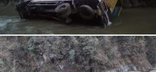 2 persons missing, another injured as truck falls in Nallah in Ramban 2 persons missing, another injured as truck falls in Nallah in Ramban