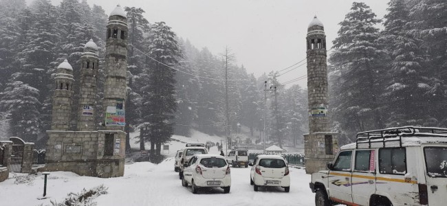 Snow cuts off Kashmir from rest of world as surface, air routes shut