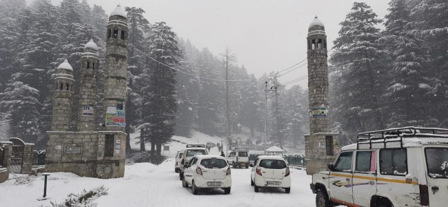 Snow cuts off Kashmir from rest of world as surface, air routes shut Snow cuts off Kashmir from rest of world as surface, air routes shut