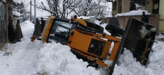 2 injured after JCB clearing snow turns turtle in Shopian village 2 injured after JCB clearing snow turns turtle in Shopian village