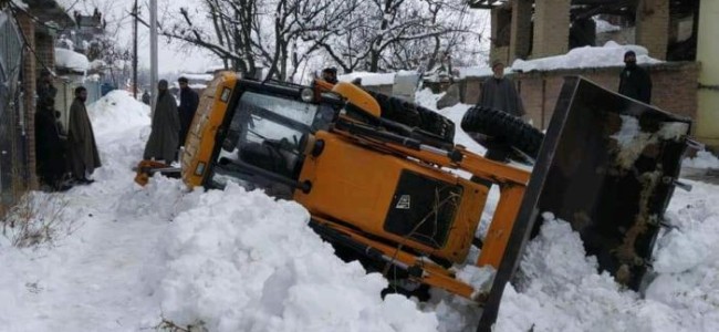 2 injured after JCB clearing snow turns turtle in Shopian village