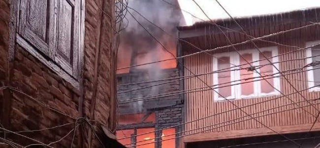 Fire brokes out in Kani Mazar area of Nawa Kadal Fire brokes out in Kani Mazar area of Nawa Kadal