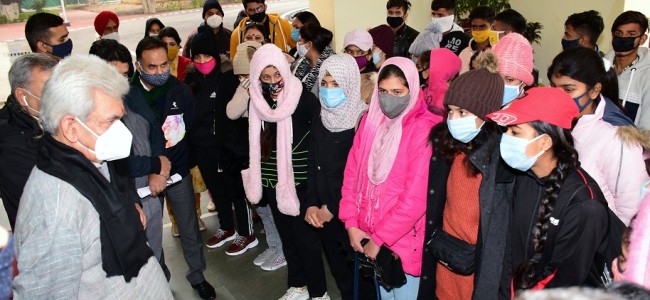 Lt Governor flags off Girls Contingent for 15 day Ski Course & Training at Gulmarg