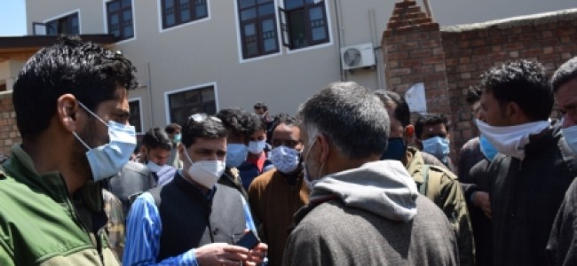 DC Budgam inspects Covid-19 vaccination sites across District DC Budgam inspects Covid-19 vaccination sites across District