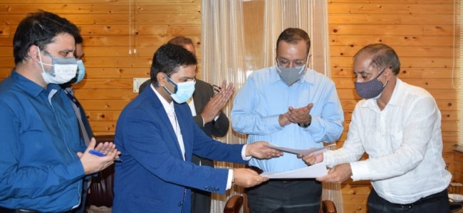 J&K Govt. Signs MoU with Go-Airlines for transportation of perishable fruits J&K Govt. Signs MoU with Go-Airlines for transportation of perishable fruits