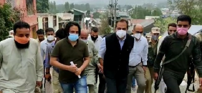 Advisor Baseer Khan Visits Baramulla, Provides immediate relief to fire victim families