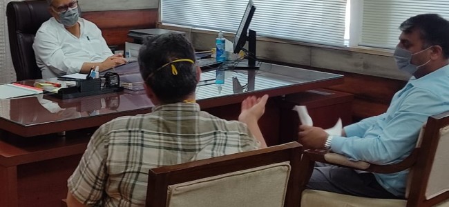 Srinagar traders call on Advisor Farooq Khan Srinagar traders call on Advisor Farooq Khan