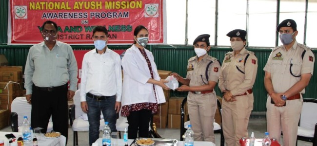 ISM Ramban distributes immunity booster medicines among Police Personnel ISM Ramban distributes immunity booster medicines among Police Personnel
