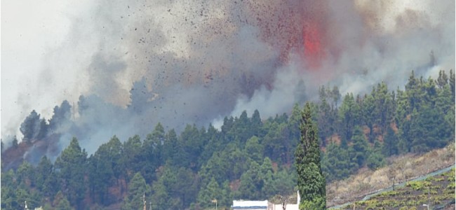 Volcano erupts on Spanish island; lava threatens homes Volcano erupts on Spanish island; lava threatens homes