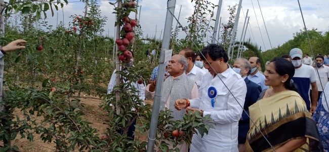 Union Minister for Agriculture, his deputies arrive in Srinagar; holds interactions with farmers, stakeholders Union Minister for Agriculture, his deputies arrive in Srinagar; holds interactions with farmers, stakeholders