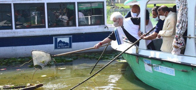 Lt Governor launches mega Cleanliness and De-weeding Drive at Dal Lake