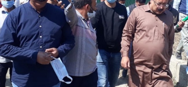 Navin Choudhary visits Ganderbal, takes stock of valley wide massive campaign to double the area under oilseeds cultivation Navin Choudhary visits Ganderbal, takes stock of valley wide massive campaign to double the area under oilseeds cultivation