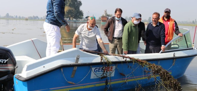 Div Com Kashmir, Convener EPG visit Dal Lake, participate in cleaning operation Div Com Kashmir, Convener EPG visit Dal Lake, participate in cleaning operation