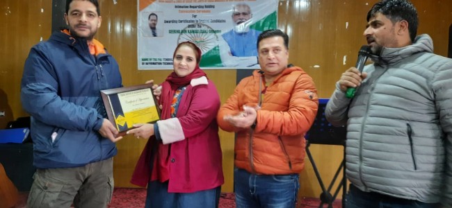Certificates distributed in Ganderbal under Seekho aur Kamao scheme Certificates distributed in Ganderbal under Seekho aur Kamao scheme