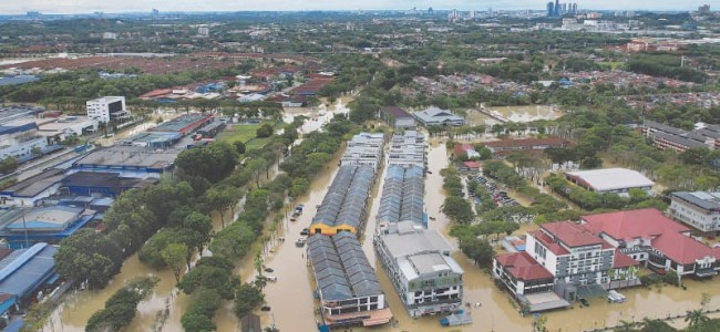 Floods in Malaysia displace over 30,000