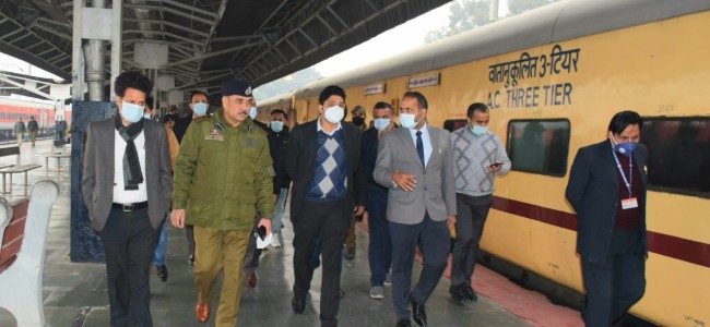 Div Com takes stock of passenger facilities at Jammu Railway Station; discusses redevelopment plan