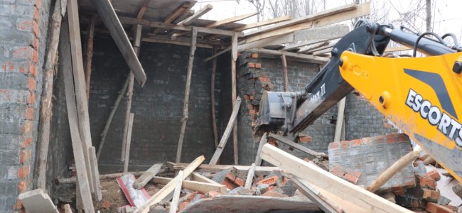 LC&MA conducts demolition drive at Saida Kadal Ashai-bagh, Habak, Lashkari Mohalla
